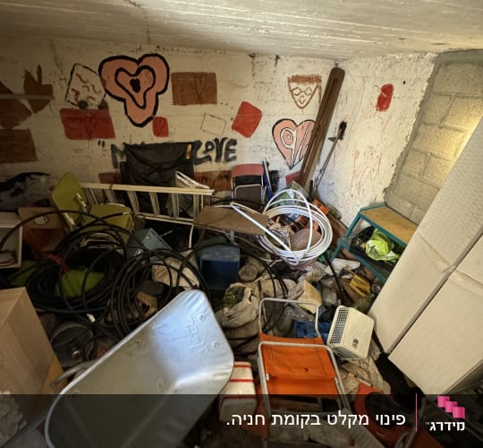 חדר מבולגן עם כיסאות, מריצה, כבלים וכלים שונים